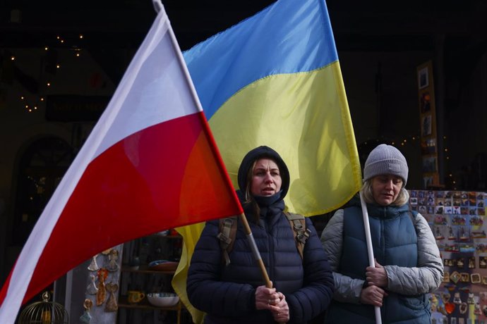 Archivo - February 10, 2023, Krakow, Poland: Women hold Polish and Ukrainian flags during a demonstration of solidarity with Ukraine on day 352nd of Russian invasion on Ukraine. Krakow, Poland on February 10, 2023.
