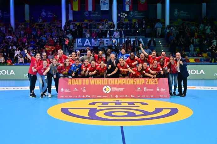 Archivo - Las jugadoras de la selección femenina de balonmano celebrando su pase al Mundial de 2023