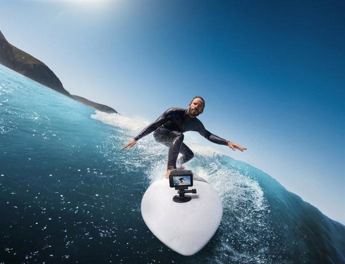 Osmo Action 4 montada en una tabla de Surf