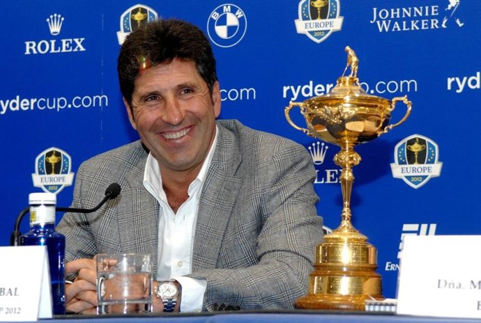 Archivo - El golfista español José María Olazábal posa con el trofeo de la Ryder Cup