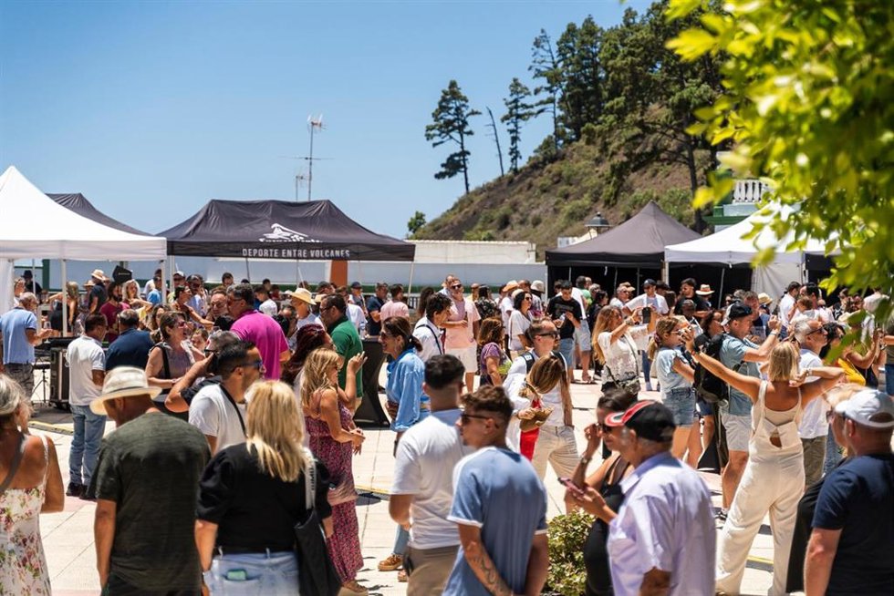 La Feria del Vino de Fuencaliente recauda más de 2.600 euros para las bodegas afectadas por el incendio de La Palma