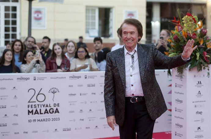 Archivo - El cantante Raphael a su llegada a la inauguración de la 26 edición del Festival de Málaga, en el Teatro Cervantes, a 10 de marzo de 2023, en Málaga, Andalucía (España). 