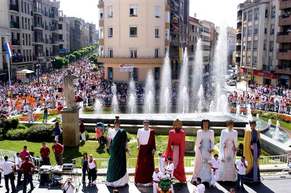 Archivo - El Ayuntamiento de Calahorra asegura que la comparsa infantil de gigantes saldrá en las próximas fiestas