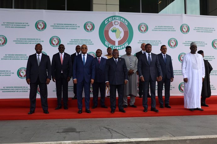 Archivo - ACCRA, July 3, 2022  -- Attendees pose for a photo during the 61st Ordinary Session of the Authority of ECOWAS Heads of State and Government in Accra, Ghana, on July 3, 2022. The Economic Community of West African States (ECOWAS) on Sunday ele