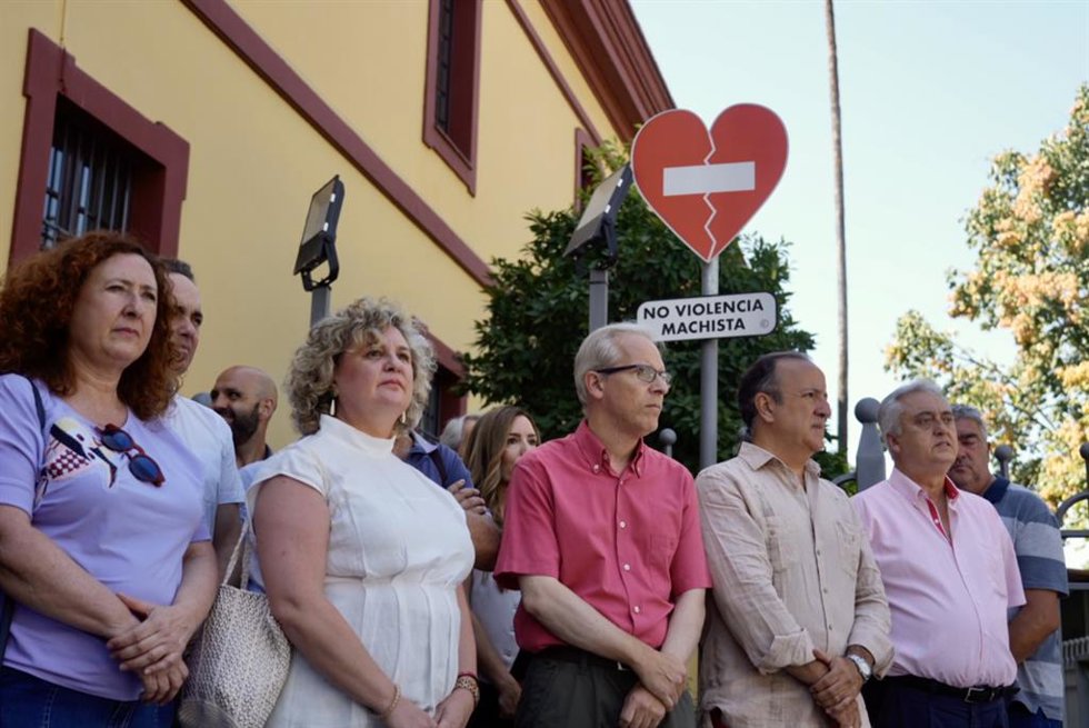 Varias personas guardan un minuto de silencio debajo de la placa contra la violencia machista  que se encuentra a la entrada de la Diputación, por el crimen de la mujer de Utrera, a 01 de agosto del 2023 en Sevilla (Andalucía, España).