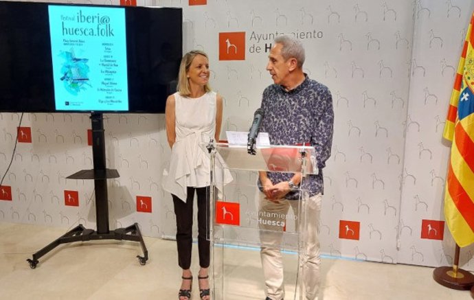 La concejala de Fiestas de Huesca, Nuria Mur, y el miembro del grupo Olga y los Ministriles, Salvador Cored, presentan Iberia Folk 2023.