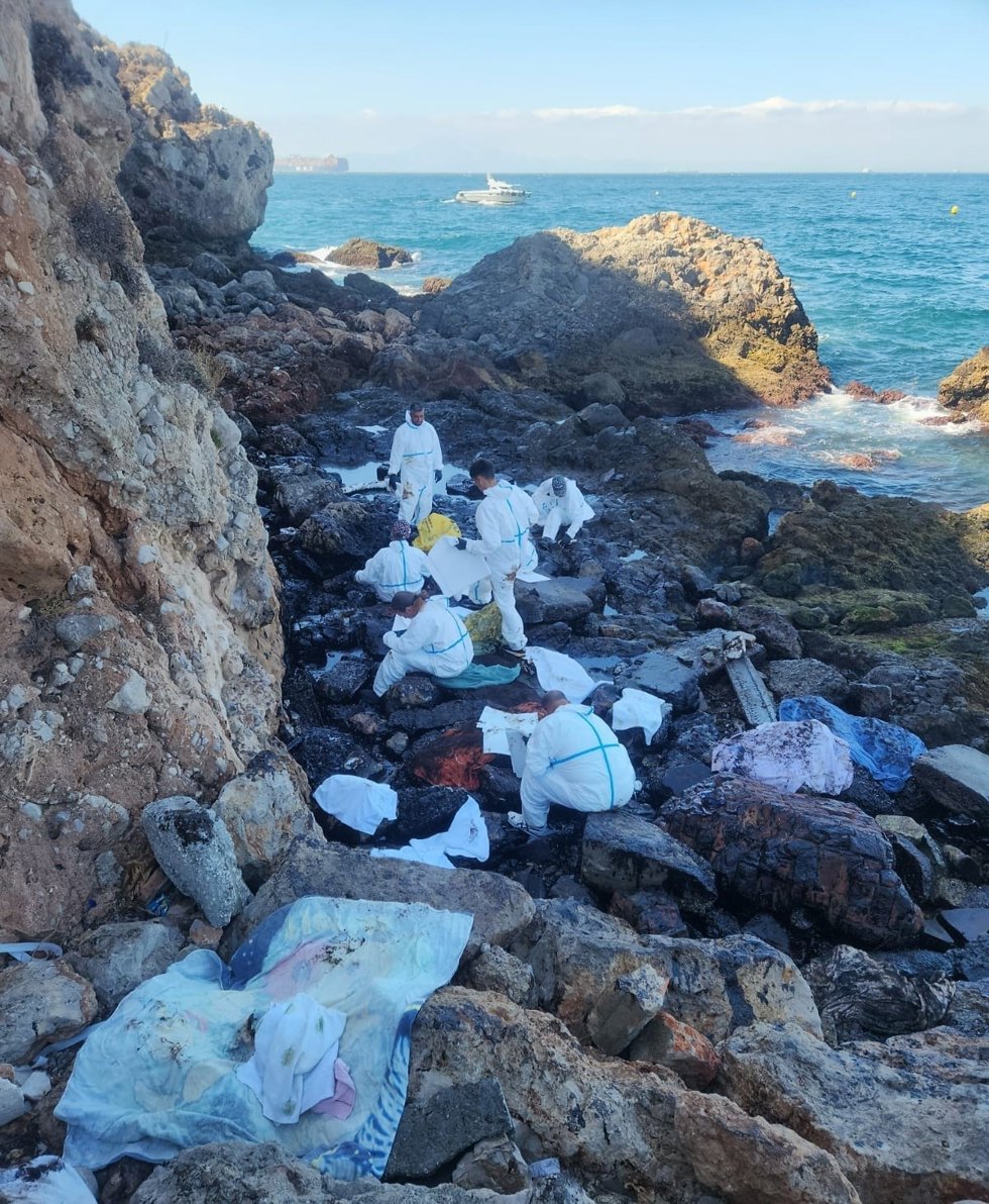 Personal de Gibraltar trabajando en la limpieza de la orilla durante la marea baja tras el vertido de fuel por un accidente de 'bunkering' en sus aguas
