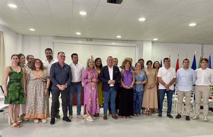 El alcalde de San Silvestre de Guzmán, José Alberto Macarro (con chaqueta negra), y reperesentantes de los municipios de la Mancomunidad de Beturia, en una foto de familia tras el pleno de constitución.