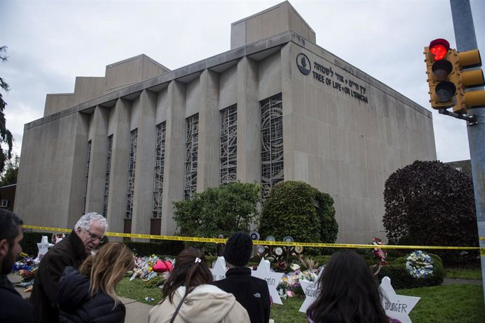 Archivo - Numerosas personas se arremolinan ante la sinagoga de Pittsburgh tras la masacre de 2018