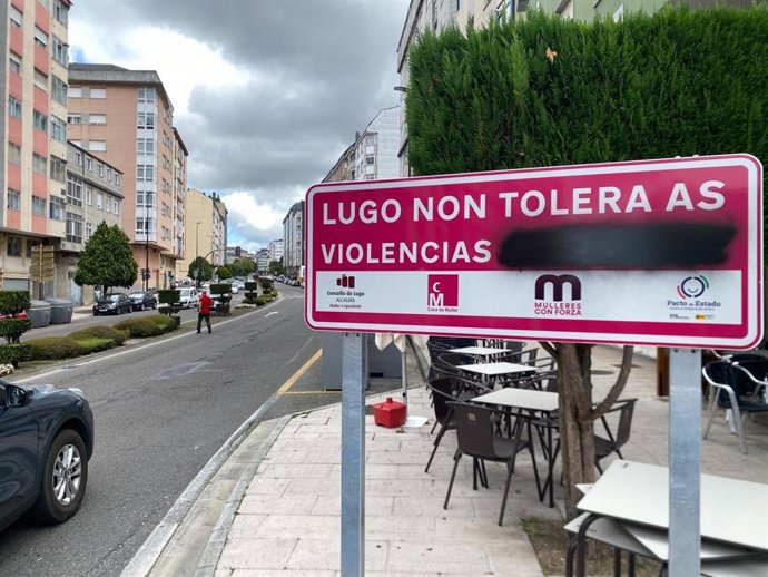 Cartel vandalizado en Lugo