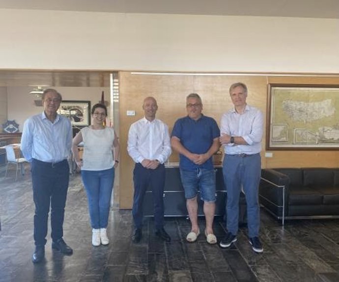 Representantes del Consell de Menorca, la empresa concesionaria de las ITV de Menorca y los representantes de los trabajadores tras la firma del acuerdo para desconvocar la huelga en las ITV de la isla.