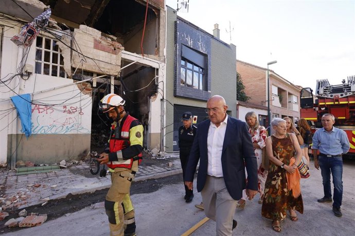20230802. Valladolid. Foto: Joaquín Rivas. El Alcalde De Valladolid Jesus Julio Carnero Interrumpe Sus Vacaciones Para Visitar El Inmueble Que La Pasada Noche Sufrió Una Fuerte Explosión