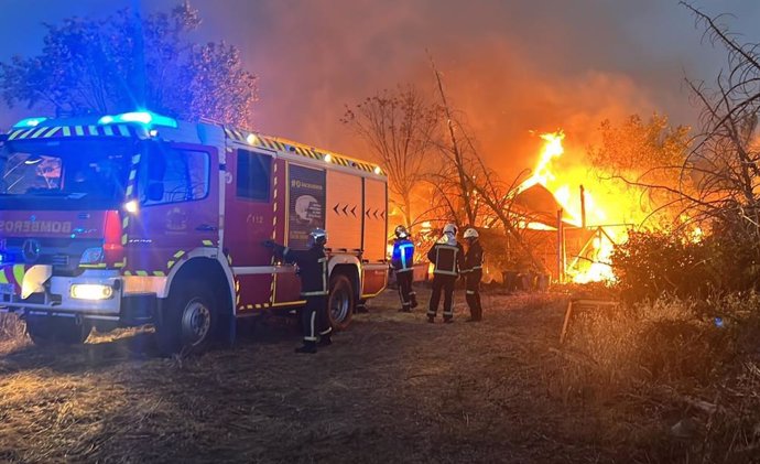 Incendio de tres naves agrícolas en Villanueva de Perales