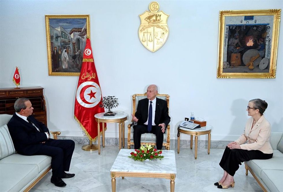 El presidente de Túnez, Kais Saied, la ex primera ministra, Najla Buden, su sucesor, Ahmed al Hashani