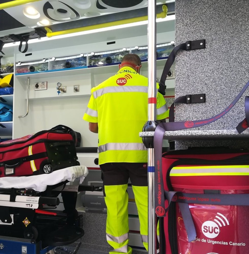 Personal de una ambulancia del Servicio de Urgencias Canario (SUC)