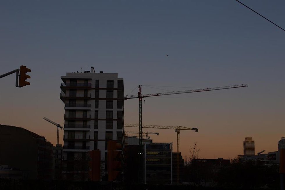 Archivo - Edificios con grúas, a 11 de enero de 2022.