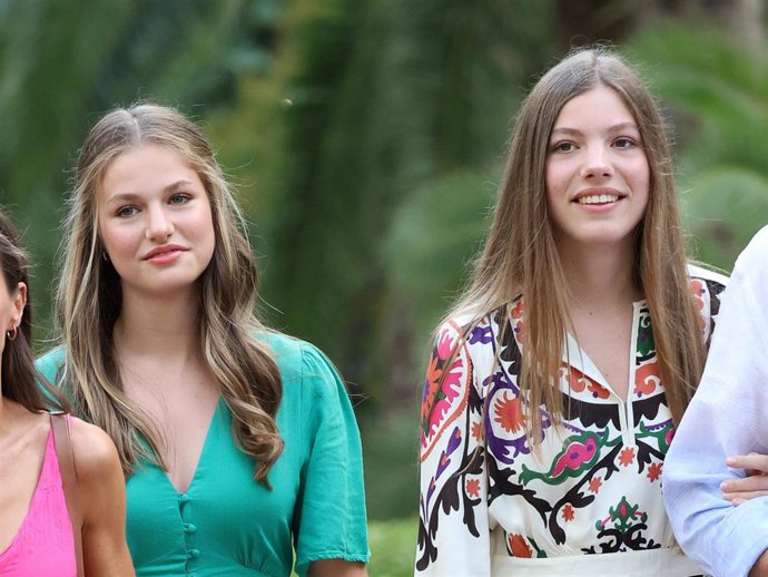 La Princesa Leonor y la Infanta Sofía durante su visita a los Jardines de Alfabia este lunes