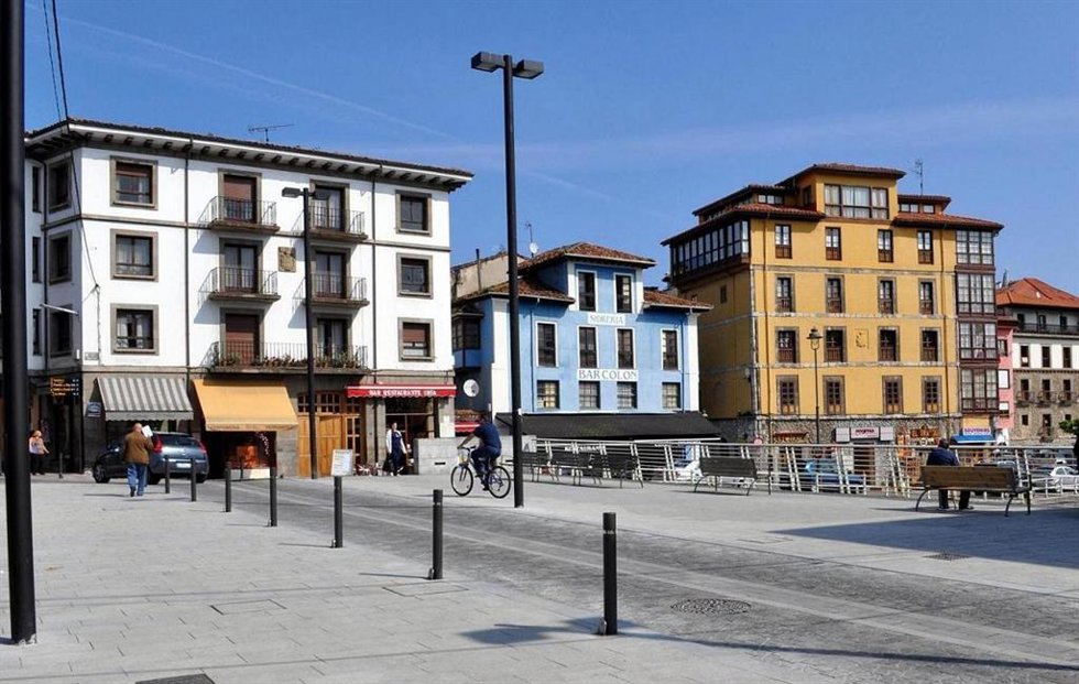 Calle principal de Llanes.