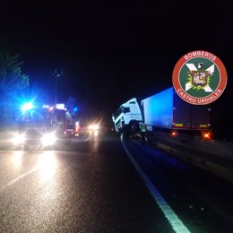 Un camión se sale de la A-8 y choca contra la mediana