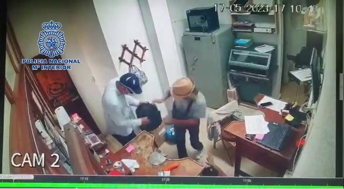 Captura de pantalla de una cámara de vigilancia durante uno de los atracos