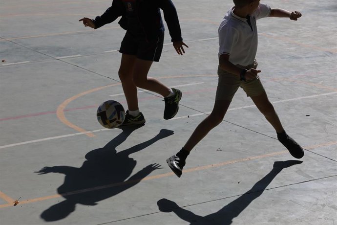 Archivo - Varios niños juegan en el colegio de la Alameda de Osuna