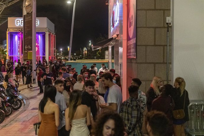 Archivo - Grupos de jóvenes en las inmediaciones de un local de ocio nocturno, a 8 de octubre de 2021, en Barcelona, Cataluña (España). 