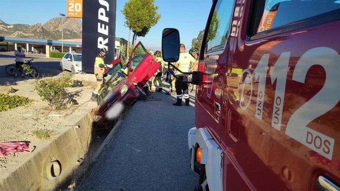 Imagen del vehículo accidentado, socorrido por los servicios de emergencias