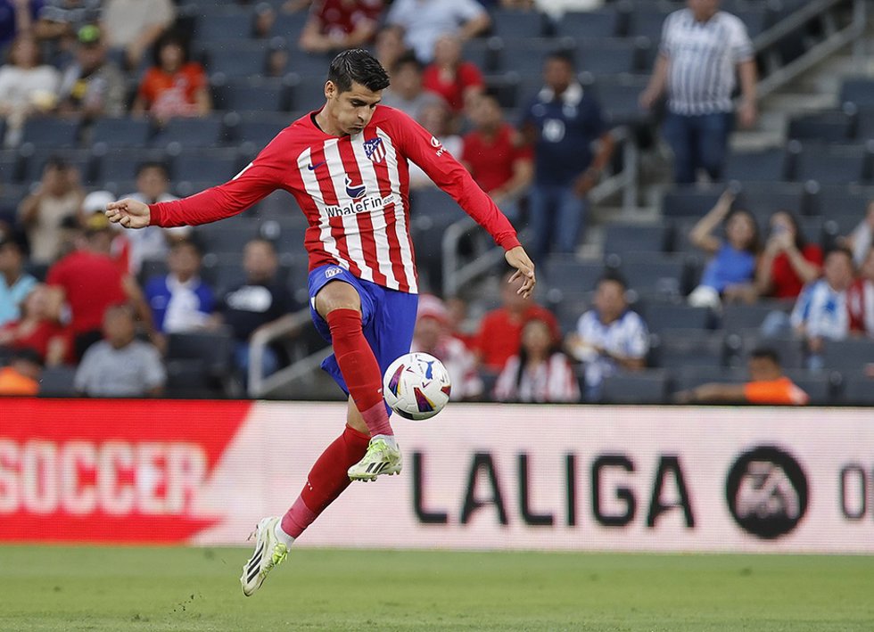 Alvaro Morata intenta superar a Alex Remiro en el amistoso Atlético de Madrid-Real Sociedad celebrado en Monterrey