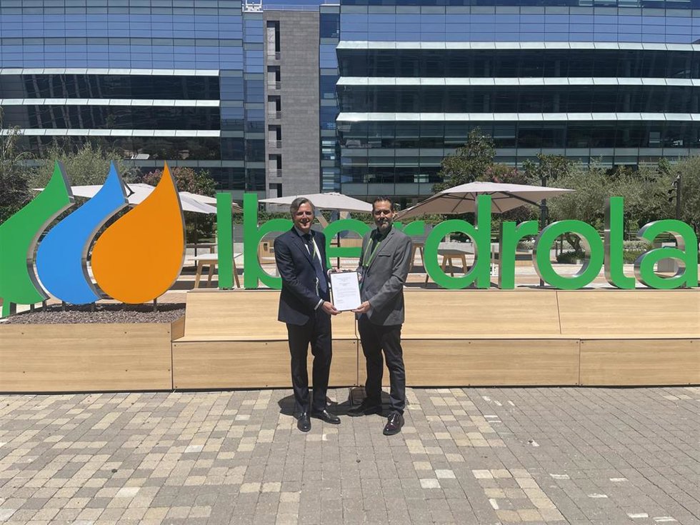 Vicente Acevedo Rodríguez, responsable global de Beneficios de Iberdrola, y Ramiro Mejía, Global Accounts Manager de LRQA.