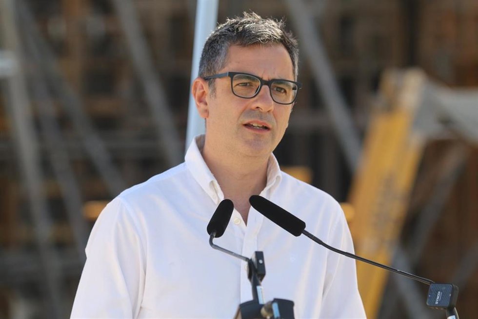 El ministro de la Presidencia, Relaciones con las Cortes y Memoria Democrática en funciones, Félix Bolaños, en una atención a medios durante una visita a las obras del AVE Murcia-Almería.