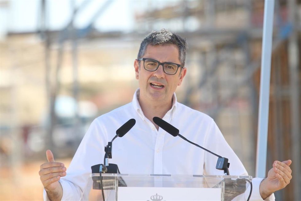 El ministro de la Presidencia, Relaciones con las Cortes y Memoria Democrática en funciones, Félix Bolaños, atiende a los medios antes de una visita a las obras de la línea de alta velocidad Murcia-Almería a 03 de agosto del 2023 en Cuevas del Almanzora