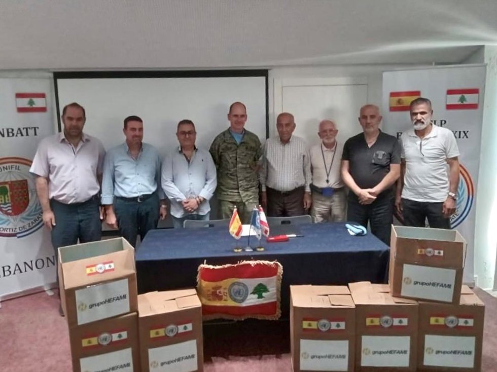 Imagen del momento de la entrega del material