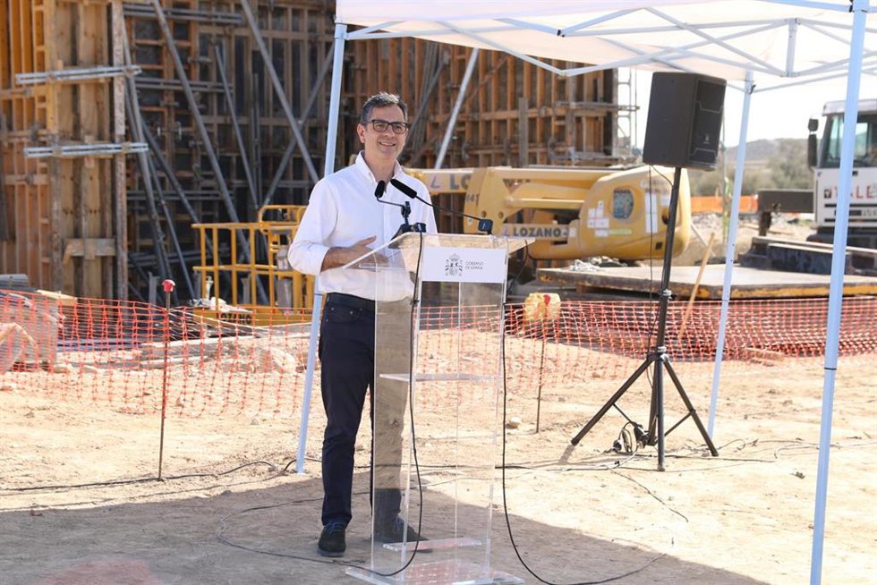 El ministro de la Presidencia, Relaciones con las Cortes y Memoria Democrática en funciones, Félix Bolaños, atiende a los medios antes de una visita a las obras de la línea de alta velocidad Murcia-Almería a 03 de agosto del 2023 en Cuevas del Almanzora