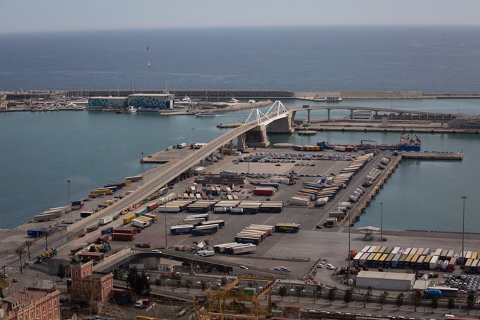 Archivo - Arxivo - Vista general del moll de descrrega del Port de Barcelona.