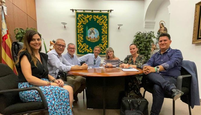 El concejal de Fiestas del Ayuntamiento de Valncia, Santiago Ballester, con la nueva junta directiva de la Junta Central Fallera