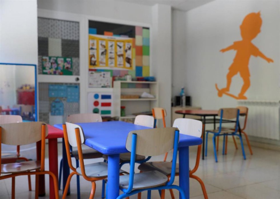 Archivo - Mesas y sillas en un aula