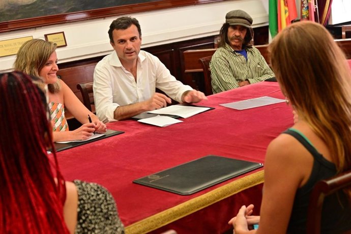 El alcalde de Cádiz, Bruno García, recibe a los representantes de Músicos en la Calle, colectivo que agrupa a estos artistas callejeros en la ciudad