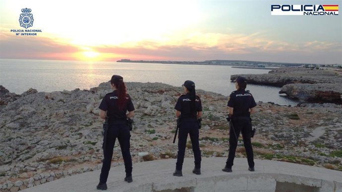 Archivo - Agentes de la Policía Nacional en Menorca.