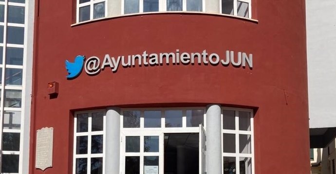 Fachada del Ayuntamiento de Jun, en imagen de archivo