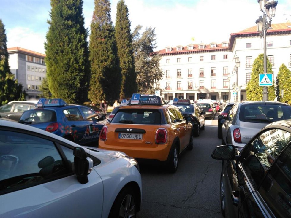 Archivo - Coches de autoescuelas. 