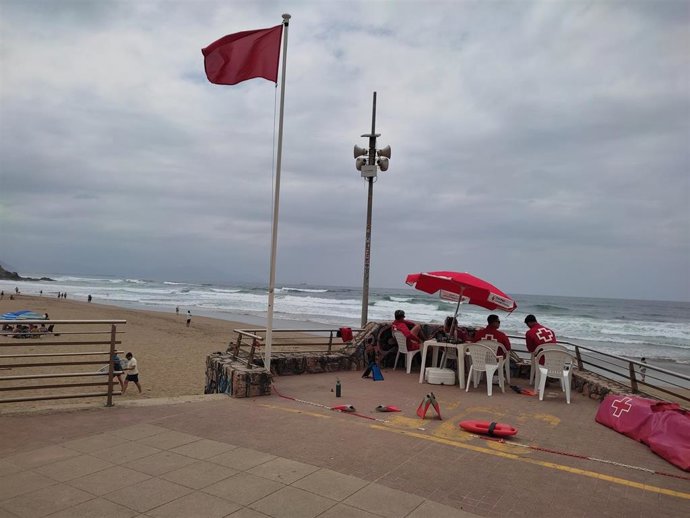 Bandera roja en una playa de Bizkaia.