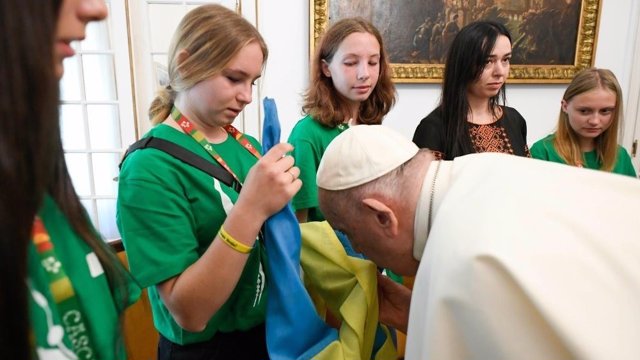 El Papa se reúne con jóvenes ucranianos en la JMJ de Lisboa.