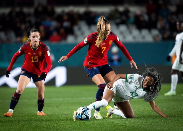 Eva Navarro (15) tras Irene Guerrero durante el España-Zambia del Mundial de Australia y Nueva Zelanda