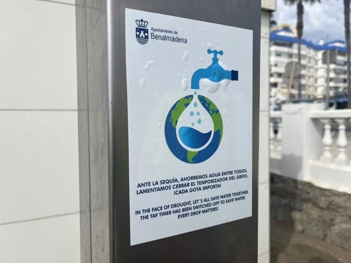 Cartel de medida de ahorro de agua en duchas de playa