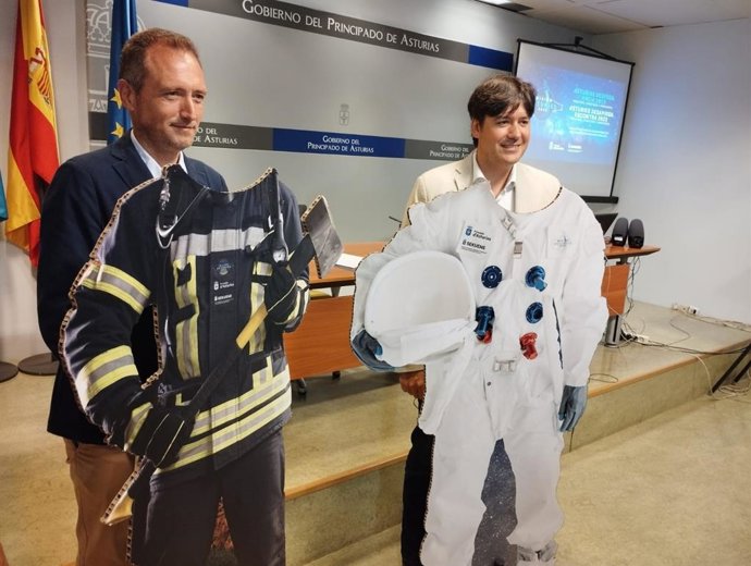 El comisario de la exposición, David González, y el consejero de Ciencia, Borja Sánchez.