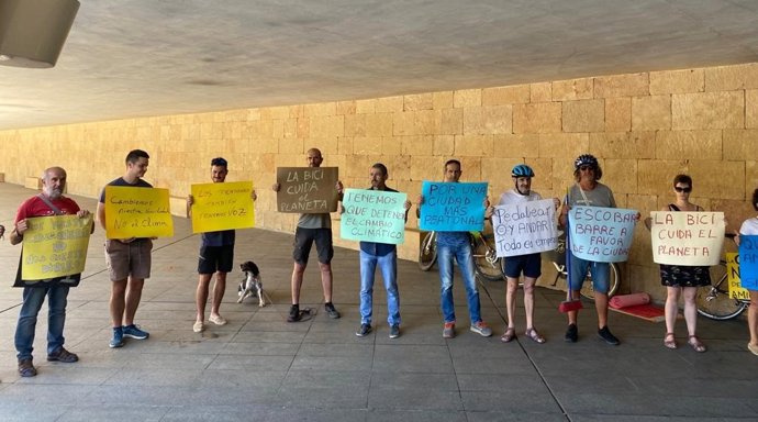 Miembros de Ecologistas en Acción y 'Logroño en Bici' llevan a cabo una protesta ciudadana ante el Ayuntamiento de Logroño.