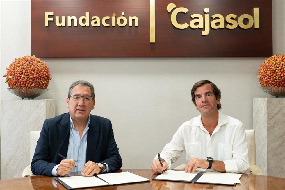 De izquierda a derecha, el presidente de la Fundación Cajasol, Antonio Pulido, y el presidente de la Fundación Nao Victoria, José Fernández de Cabo.