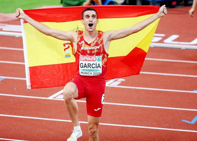 Archivo - Mariano García celebra su medalla de oro en los 800 metros del Europeo de 2022