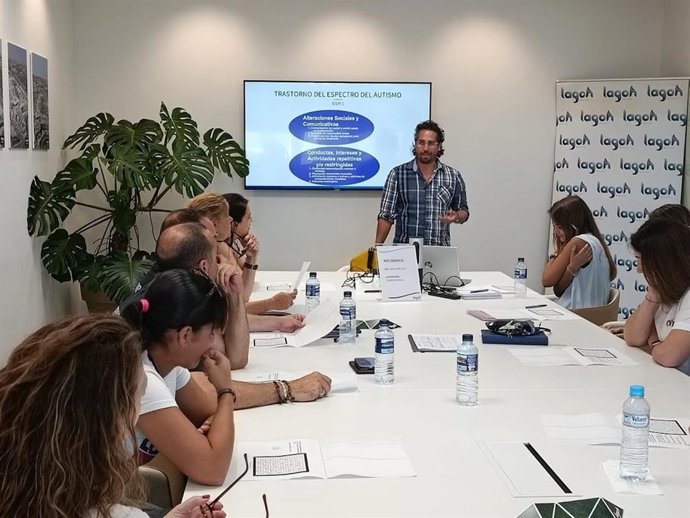 Formación impartida por Autismo Sevilla a los trabajadores del centro comercial Lagoh en Sevilla.