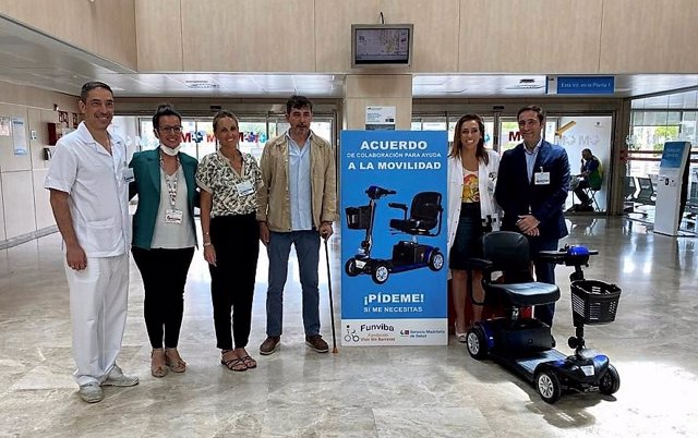 El Hospital Universitario Infanta Elena y la Fundación Funviba se unen para facilitar a los pacientes con movilidad reducida sus desplazamientos en el centro con un vehículo eléctrico de asistencia